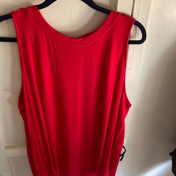 Red tank - Picture 2 of 2